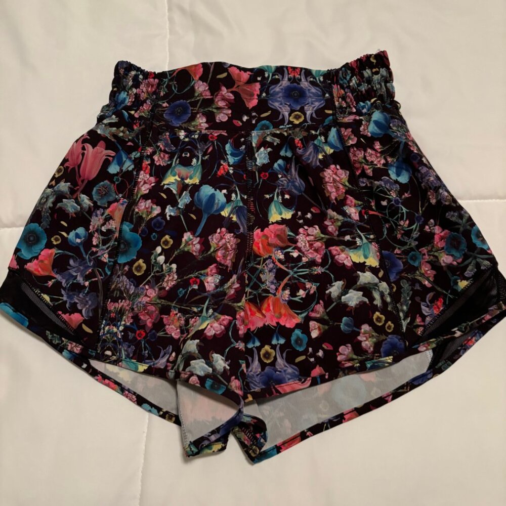 Lululemon Hotty Hot High-Rise 4 inch shorts - Size 0 - Flowerscope Black